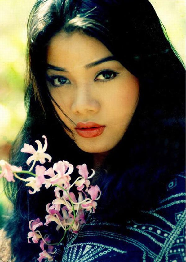 Trương Ngọc Ánh sinh năm 1976 tại Hà Nội. Cô từng là một người mẫu đình đám và giữ 2 danh hiệu: Hoa hậu Noel Hà Nội 1992 & Hoa hậu Thời trang Quốc tế Ai Cập 1998.