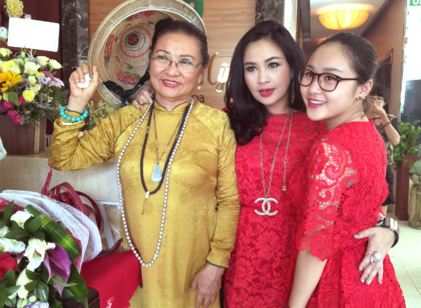 Mẹ Thanh Lam và con gái đến chúc mừng cô nhân dịp khai trương thẩm mỹ viện.