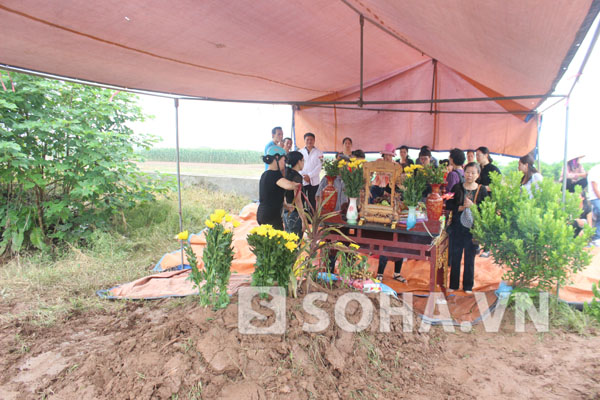 Gia đình chị Huyền làm lễ tại phần mộ của chị vào sáng 7/8/2014.