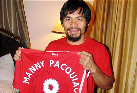 PacMan và chiếc áo đấu với chũ ký của các cầu thủ Man United