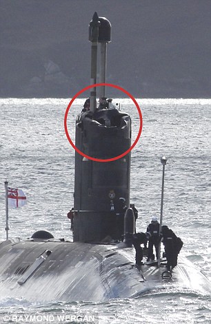 Tháp quan sát của HMS Talent đã bị hư hỏng nặng