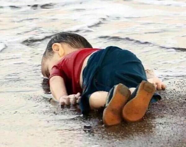 
Một lần nữa hình ảnh cậu bé Syria 3 tuổi lại bị đem ra mổ xẻ.
