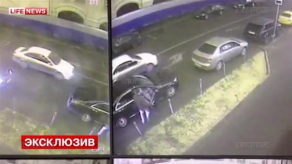 Chiếc xe màu trắng bị nghi là của hung thủ sát hại ông Nemtsov. Ảnh: RT.