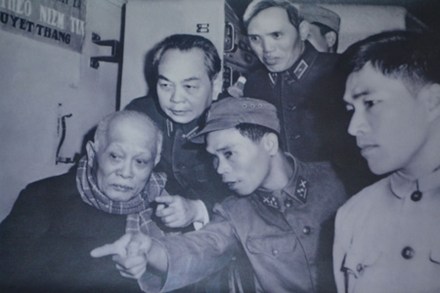 
Tiểu Đoàn trưởng Đinh Thế Văn (đội mũ) đang thuyết minh cách đánh B.52 với Chủ tịch Tôn Đức Thắng (ngoài cùng bên trái) và Đại tướng Võ Nguyên Giáp.
