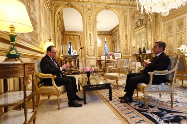 Ông Hollande (trái) có cuộc gặp với ông Sarkozy