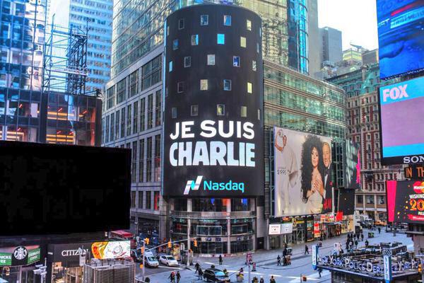 Một bảng quảng cáo ở Quảng trường Thời đại (New York, Mỹ) hiện dòng chữ Je Suis Charlie, theo hashtag #JeSuisCharlie - được lập ra để tưởng niệm các nạn nhân vụ thảm sát ở tòa báo Charlie Hebdo.