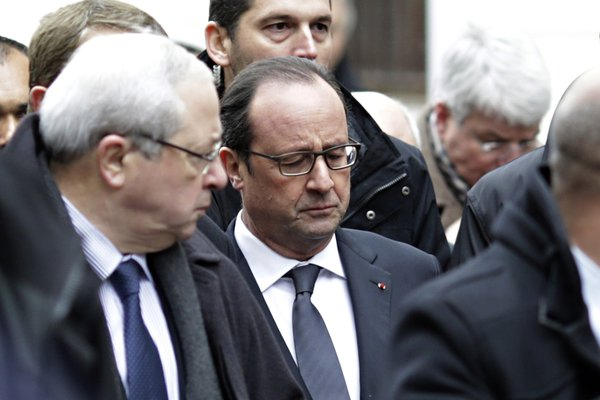 Tổng thống Pháp Francois Hollande có mặt tại hiện trường vụ xả súng và trả lời báo chí.