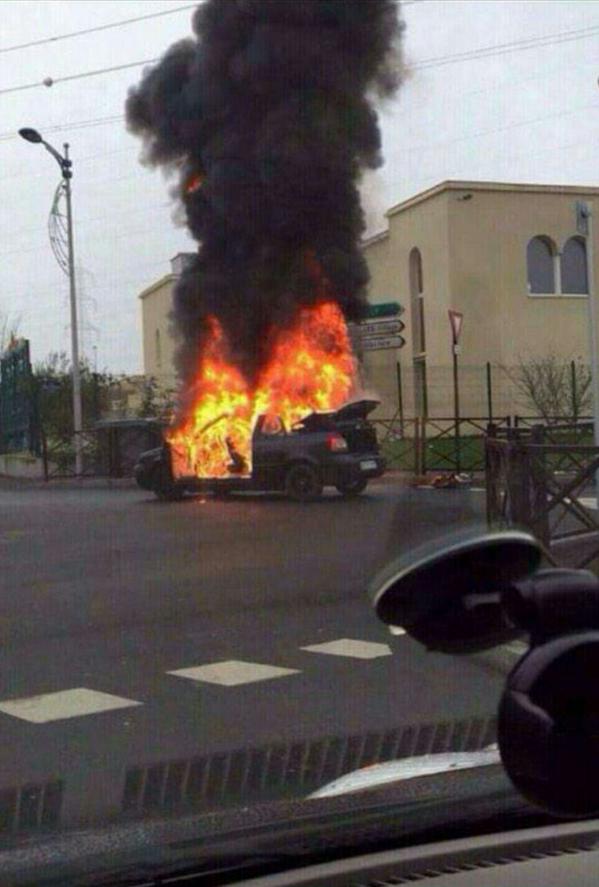 Một chiếc xe bốc cháy được phát hiện ở Paris