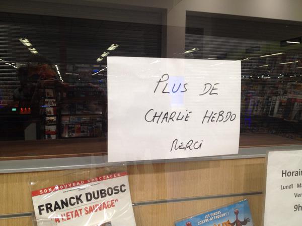 Tại một nhà sách ở Rambouillet, số mới nhất của Charlie Hebdo thậm chí đã được bán hết từ trước khi nhà sách này mở cửa, theo đơn đặt hàng của nhiều độc giả.