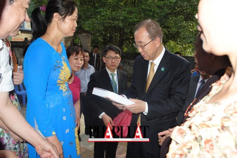 Đại diện dòng họ Phan Huy tặng sách viết về dòng họ cho ông Ban Ki Moon.
