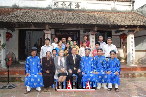 Ông Ban Ki Moon cũng dành thời gian chụp lảnh lưu niệm với đại diện dòng họ Phan Huy.