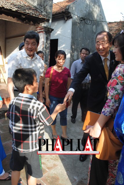Ông Ban Ki Moon chào mọi người trong dòng họ Phan Huy ra về. Chuyến thăm nhà thờ kết thúc sau khoảng 30 phút.