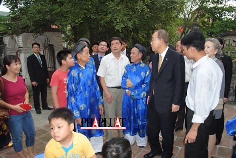 
Ông Ban Ki Moon trò chuyện với ông Phan Huy Huân, trưởng họ Phan Huy ở Sài Sơn.
