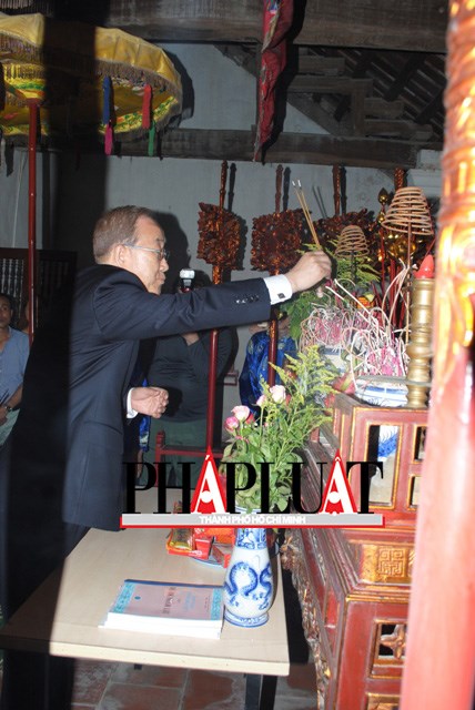Ông Ban Ki Moon thắp hương lên bàn thờ họ Phan Huy.