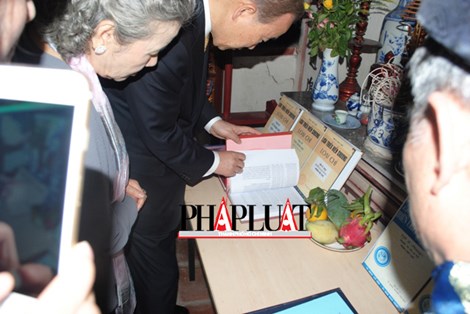 Ông Ban Ki Moon đang xem gia phả của dòng họ Phan Huy.