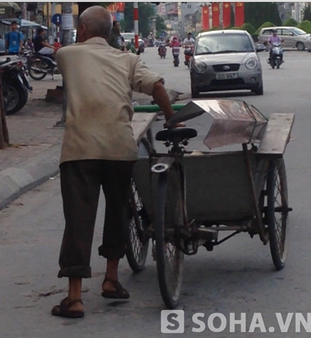 
Trong suốt quãng đường Xã Đàn, chúng tôi chứng kiến cảnh ông Bình đi lại 2 lần do bị nhầm địa chỉ và liên tục phải nhìn ngang dọc sang hai bên đường.
