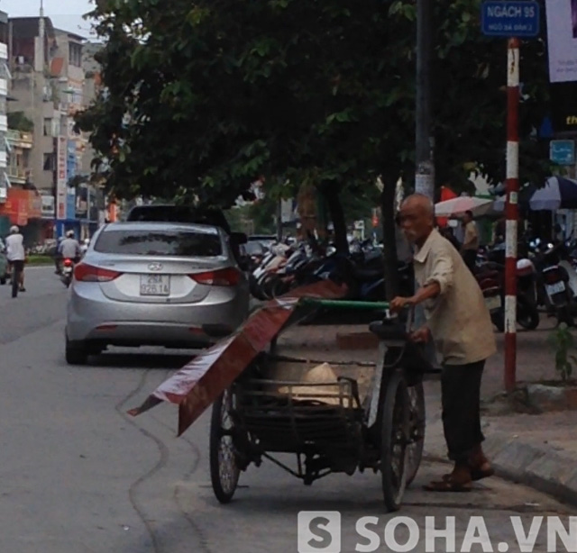 
Lúc này, một số xe ôm cũng tỏ ra rất bất ngờ khi nhận ra “dị nhân” mặc áo. Trước đó, ai cũng khẳng định chưa bao giờ nhìn thấy ông mặc áo mỗi khi gặp dù ở bất cứ nơi nào.
