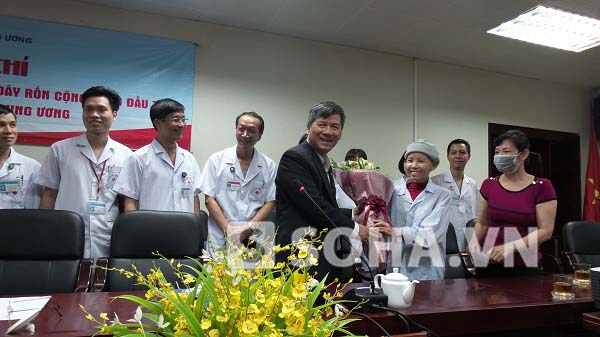 Bệnh nhân Hoàng Thị Thùy Linh nhận hoa từ GS. TS Nguyễn Anh Trí – Viện trưởng Viện Huyết học Truyền máu Trung ương