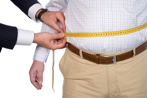 Một người đàn ông có vòng eo lớn hơn 100cm thường có nguy cơ yếu sinh lý cao.&nbsp;(Hình minh họa)