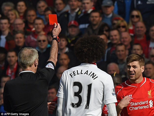 Gerrard nhận thẻ đỏ