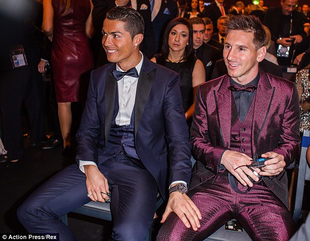 Ronaldo tươi cười bên Messi