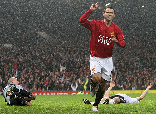 Ryan Giggs bước ra anh sáng nhờ một... chấn thương