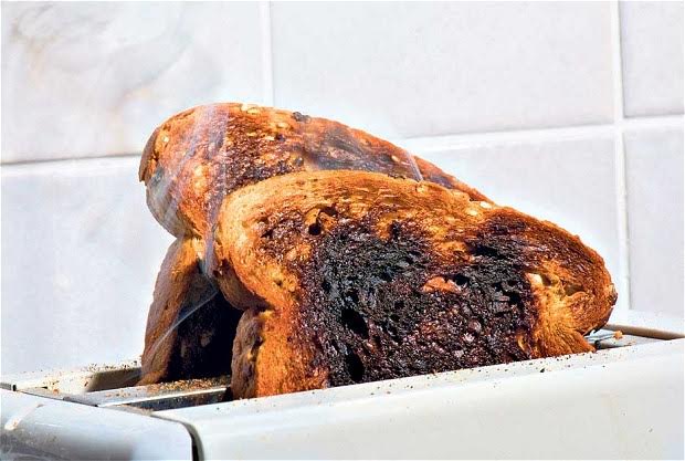 
Ăn bánh mỳ cháy xém do nướng ở nhiệt độ quá cao có nguy cơ tích tụ chất gây ung thư.
