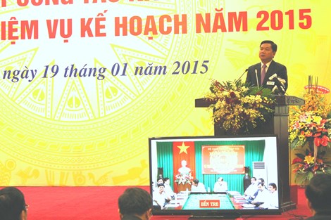 Bộ trưởng Đinh La Thăng chỉ đạo tại hội nghị.