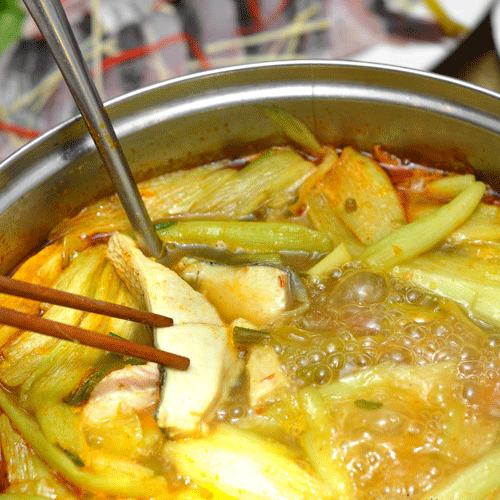 Canh chua nấu bạc hà (dọc mùng)