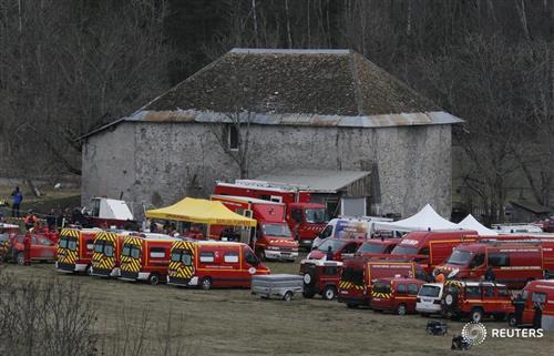 Đơn vị lính cứu hỏa Pháp tập trung ở một cánh đồng gần một trang trại khi họ chuẩn bị để đến trường vụ tai nạn ở gần Seyne-les-Alpes, trong dãy núi Alps.