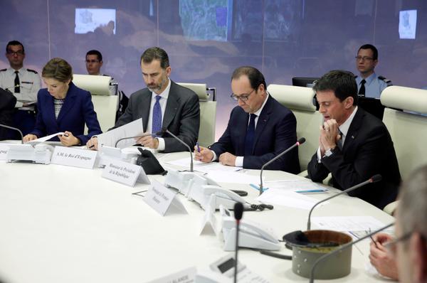 Thủ tướng Pháp Manuel Valls (phải), Tổng thống Pháp Francois Hollande và vua Tây Ban Nha Felipe VI.