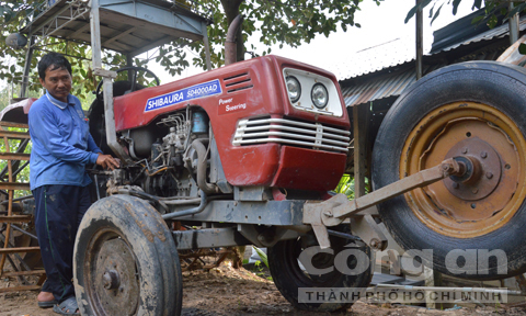 Các phụ kiện máy vét mương không người lái của anh Phước được chế tạo từ phế liệu ve chai. Ảnh: Công an TP.HCM)