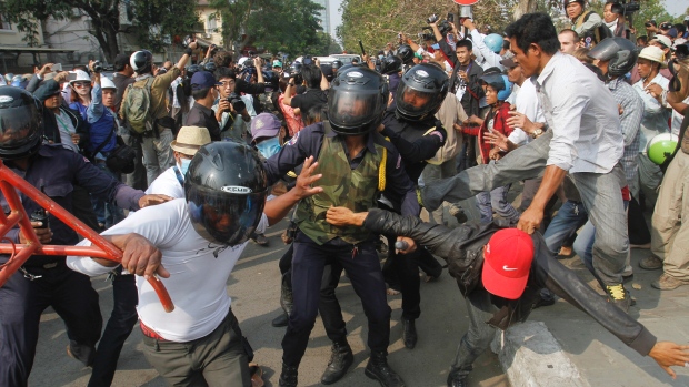 Cảnh sát chống bạo động ẩu đả với người biểu tình tại thủ đô Phnom Penh, Campuchia tháng 1/2014. Ảnh: AP