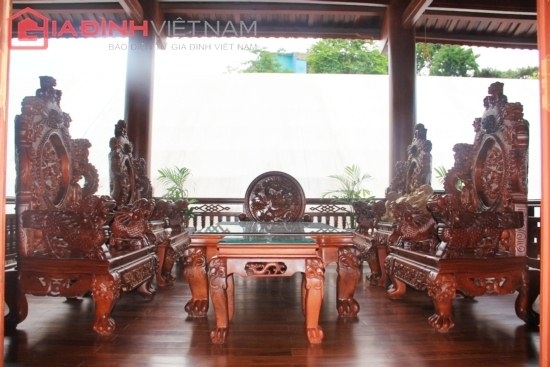 
Bộ bàn ghế bằng gỗ lim khá lớn với những hoa văn tinh xảo thuộc sở hữu của một đại gia Điện Biên có giá lên đến vài trăm triệu đồng. Bộ bàn ghế này bao gồm 4 ghế đơn, một đôn (bàn nhỏ). (Ảnh: Gia đình Việt Nam)
