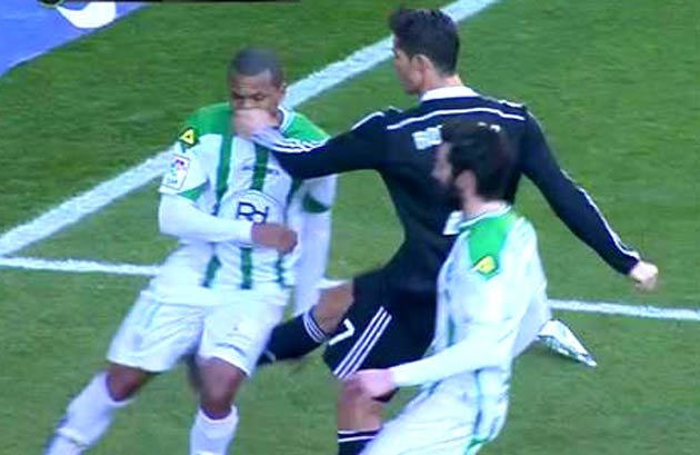 Hành động thô bạo của Ronaldo