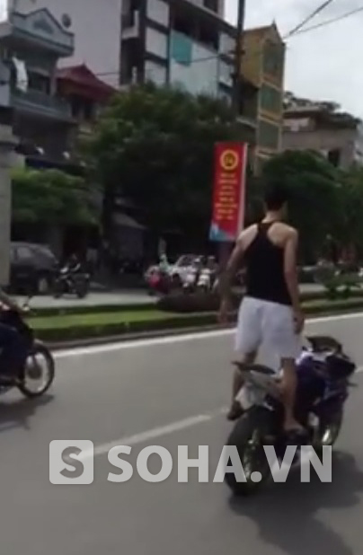 Nam thanh niên bỏ buông tay lái, đứng lên để xe tự chạy (ảnh cắt từ clip)