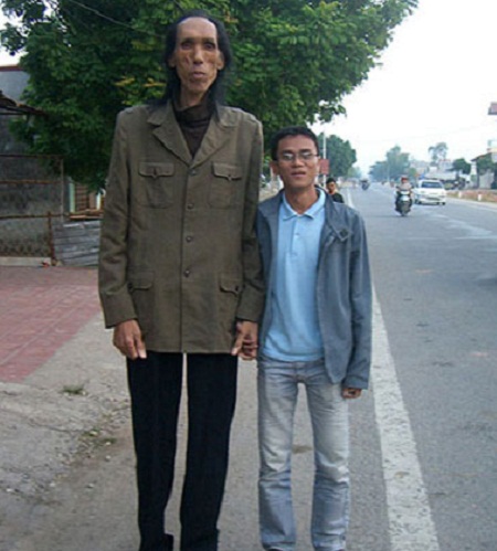 Ông Trần Thành Phố (SN 1947) cao 2,3m - từng được coi là người cao nhất Việt Nam nhưng ông đã qua đời năm 2010.