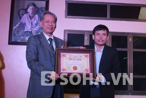 Ông Thang Văn Phúc (Chủ tịch Hội Kỷ lục gia Việt Nam) trao bằng xác nhận S100 cho cháu đích tôn của cụ Bàn.