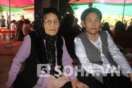 Hai người con gái của cụ, trong đó con gái đầu cụ là bà Nguyễn Thị Xoan (88 tuổi - trái).