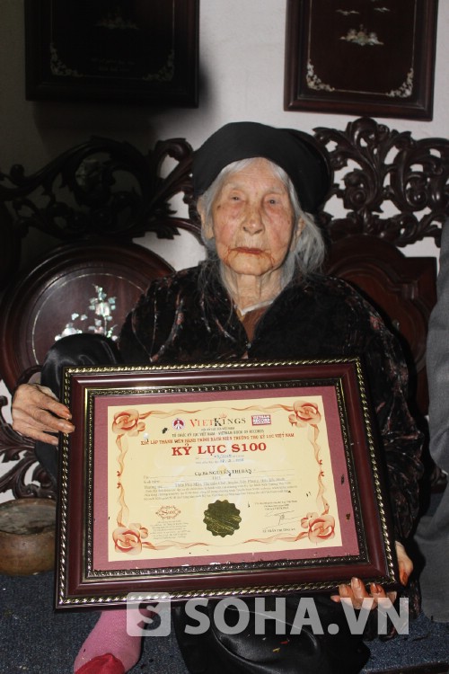 Cụ Bàn 105 tuổi giành kỷ lục S100 do tổ chức Kỷ lục Việt Nam trao tặng.