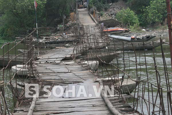 Có chăng, lan can ở đây cao hơn nên hạn chế được những vụ ngã xuống nước