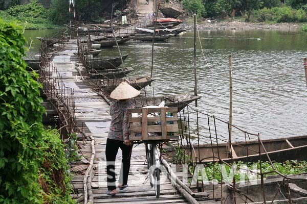 Cách đó không xa là cây cầu Đại Hưng 2 cũng rơi vào tình trạng tương tự