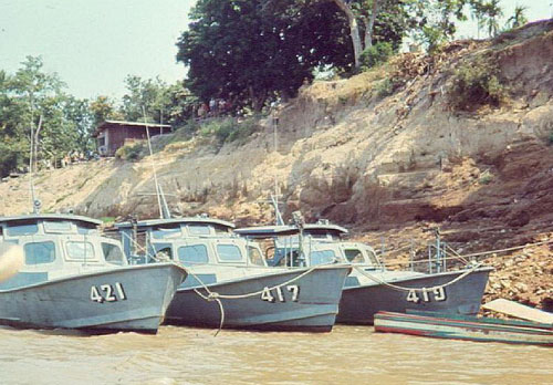 
Xuồng tuần tra trên sông của Hải quân nhân dân Lào
