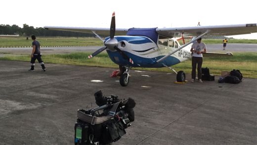 Chiếc thủy phi cơ Cessna-206 hộ tống nhóm phóng viên BBC