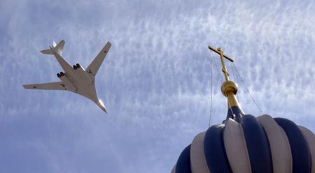 Máy bay ném bom chiến lược siêu thanh Tu-160 bay trên bầu trời   Quảng trường Đỏ hôm 9/5/2015, trong Lễ duyệt binh Ngày Chiến   thắng tại Nga.