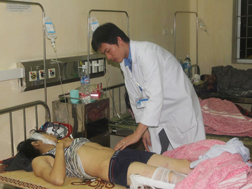 Một công nhân bị thương trong vụ sập giàn giáo Formosa đang được điều trị tại Bệnh viện đa khoa tỉnh Hà Tĩnh. (Ảnh: NLĐO)