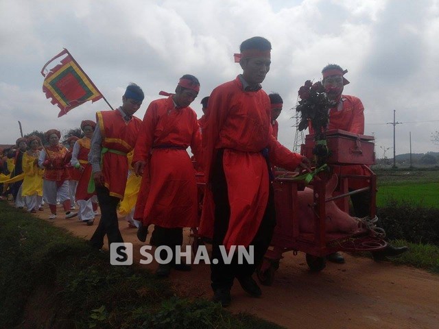 Các ông Ỉn được diễu đi quanh làng trước khi đưa về đình làng thực hiện nghi lễ khai đao.