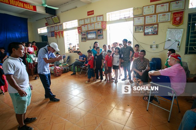 
Mỗi khi có đoàn phim xuất hiện, người dân thường kéo đến xem rất đông. Ảnh hậu trường phim Đại gia chân đất 6.
