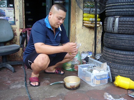 Đại gia Tú lốp chăm sóc chim hoàng khuyên tỉ mỉ, chu đáo