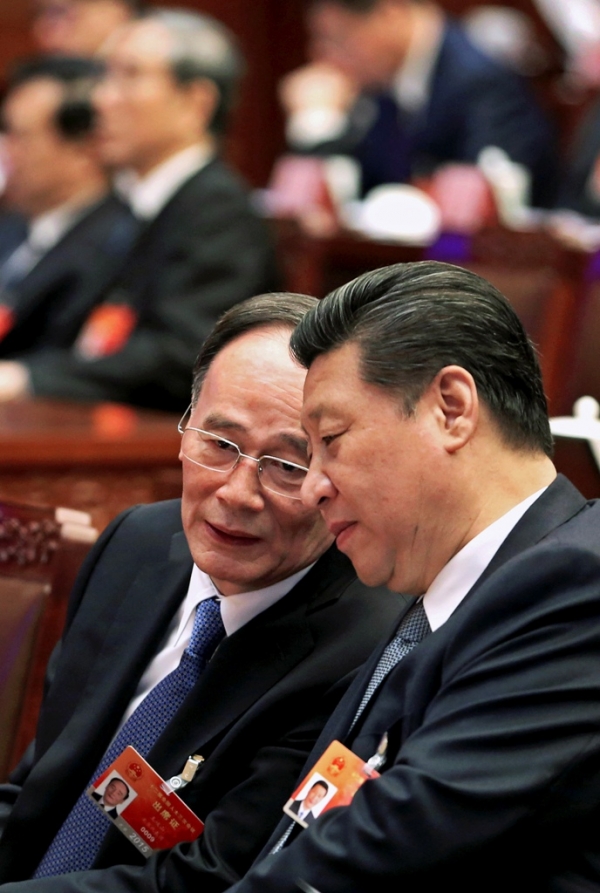 
Ông Tập Cận Bình trao đổi với ông Vương Kỳ Sơn tại kỳ họp Quốc hội Trung Quốc hồi tháng 3 vừa qua. Ảnh: Xinhua
